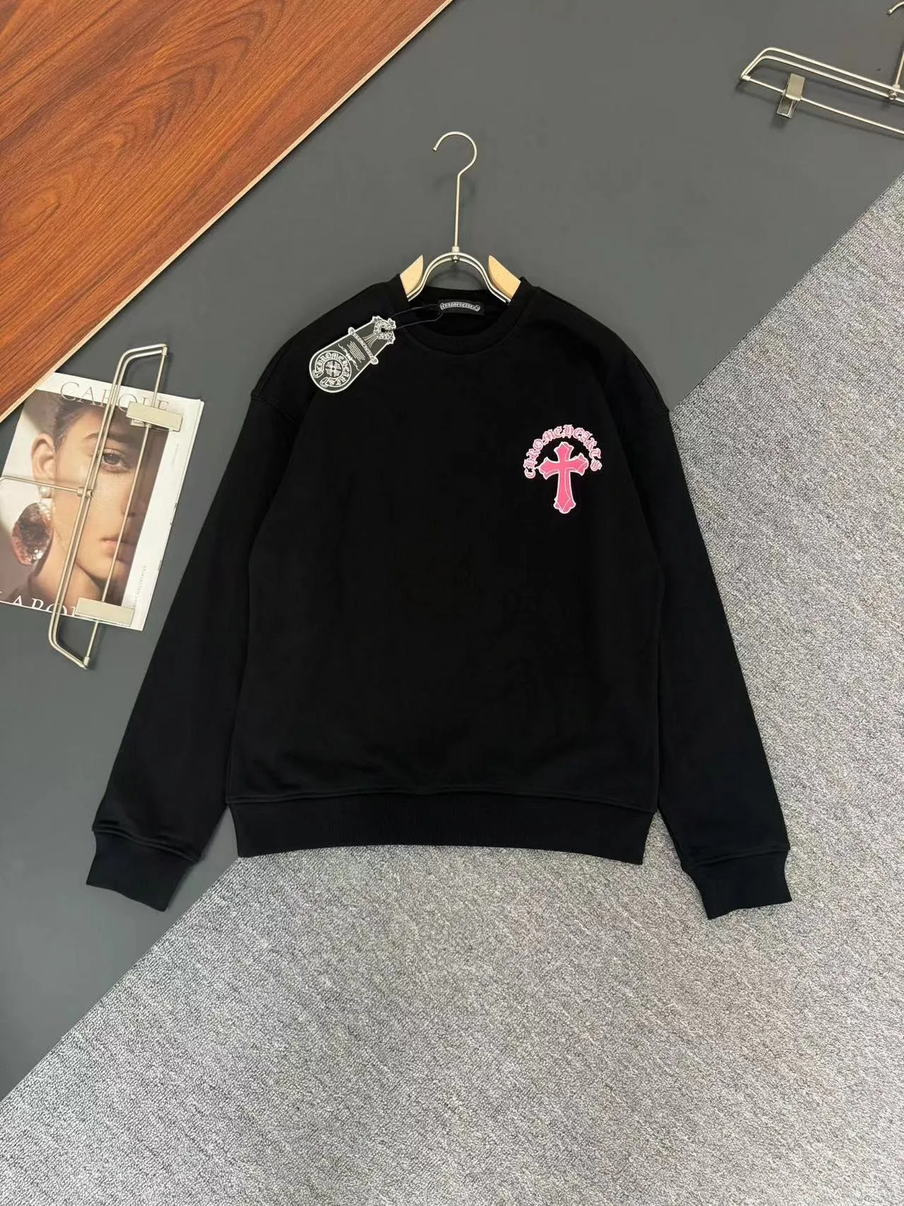 P230 ✨✨Chrome Hearts*Chrome Hearts* The latest round-neck fashionable long-sleeved sweatshirt in autumn and winter, printed logo design, 400g pure cotton fabric! It is close to the skin and comfortable, durable and easy to wear. The original factory craftsmanship is meticulous. It is a must-have for casual wear. Size S M L XL XXL